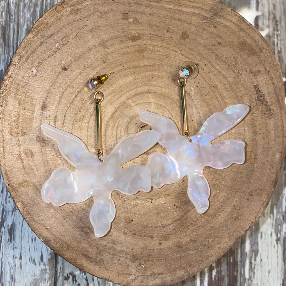 Pearl flower and gold earrings